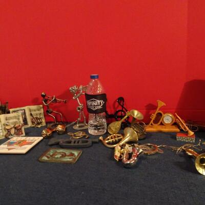 LOT 248. MUSICAL INSTRUMENT RELATED HOME DECOR