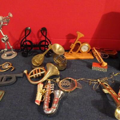 LOT 248. MUSICAL INSTRUMENT RELATED HOME DECOR