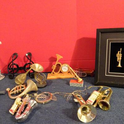 LOT 248. MUSICAL INSTRUMENT RELATED HOME DECOR