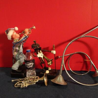 LOT 249. MUSICAL INSTRUMENT RELATED HOME DECOR