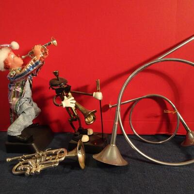LOT 249. MUSICAL INSTRUMENT RELATED HOME DECOR