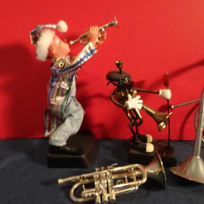 LOT 249. MUSICAL INSTRUMENT RELATED HOME DECOR