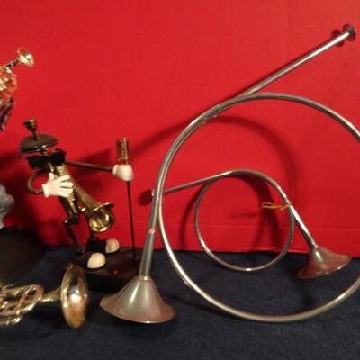 LOT 249. MUSICAL INSTRUMENT RELATED HOME DECOR