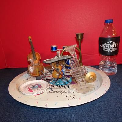 LOT 252. MUSIC RELATED PLATE AND MINI HOME DECOR