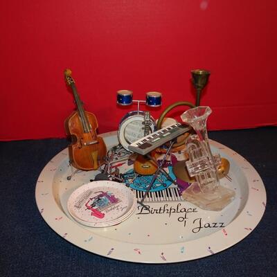 LOT 252. MUSIC RELATED PLATE AND MINI HOME DECOR