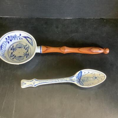 Lot 850. Antique Gerold Porzellan Bavaria Blue Onion Porcelain Ladle/Antique Perforated Porcelain Onion Spoon