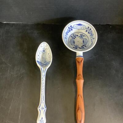 Lot 850. Antique Gerold Porzellan Bavaria Blue Onion Porcelain Ladle/Antique Perforated Porcelain Onion Spoon