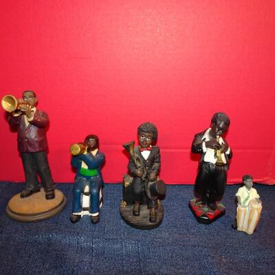 LOT 254. MUSIC RELATED HOME DECOR
