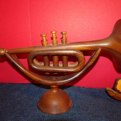 LOT 255. MUSIC RELATED HOME DECOR