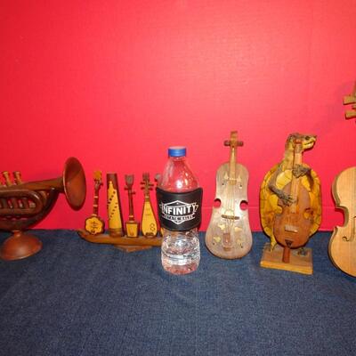 LOT 255. MUSIC RELATED HOME DECOR