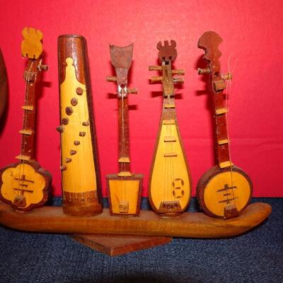 LOT 255. MUSIC RELATED HOME DECOR