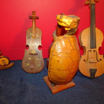 LOT 255. MUSIC RELATED HOME DECOR