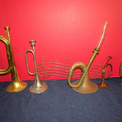 LOT 256. MUSIC RELATED HOME DECOR