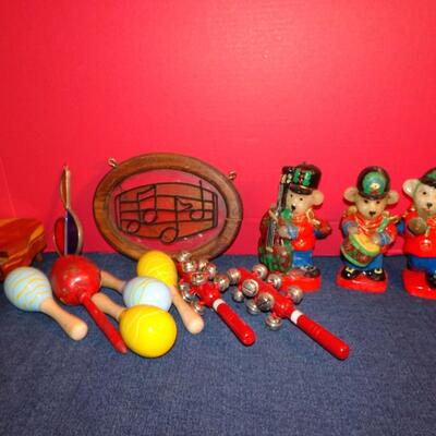 LOT 259. MUSIC RELATED HOME DECOR AND HAND INSTRUMENTS