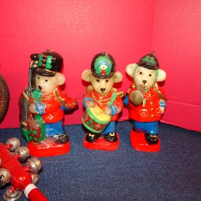 LOT 259. MUSIC RELATED HOME DECOR AND HAND INSTRUMENTS