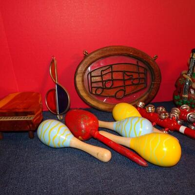 LOT 259. MUSIC RELATED HOME DECOR AND HAND INSTRUMENTS