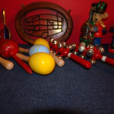 LOT 259. MUSIC RELATED HOME DECOR AND HAND INSTRUMENTS