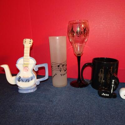 LOT 261 MUSIC RELATED HOME DECOR  MUGS AND GLASSES