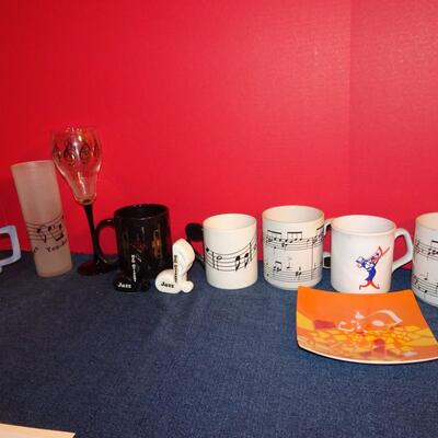 LOT 261 MUSIC RELATED HOME DECOR  MUGS AND GLASSES