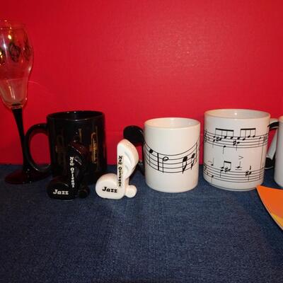 LOT 261 MUSIC RELATED HOME DECOR  MUGS AND GLASSES