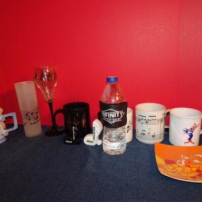 LOT 261 MUSIC RELATED HOME DECOR  MUGS AND GLASSES