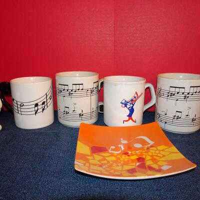 LOT 261 MUSIC RELATED HOME DECOR  MUGS AND GLASSES