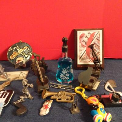 LOT 262. MUSIC RELATED HOME DECOR