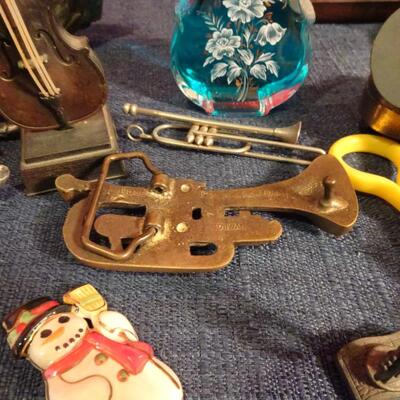 LOT 262. MUSIC RELATED HOME DECOR