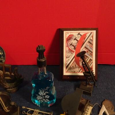 LOT 262. MUSIC RELATED HOME DECOR