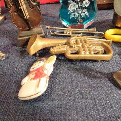 LOT 262. MUSIC RELATED HOME DECOR