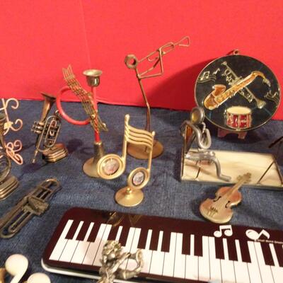 LOT 262. MUSIC RELATED HOME DECOR