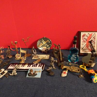 LOT 262. MUSIC RELATED HOME DECOR