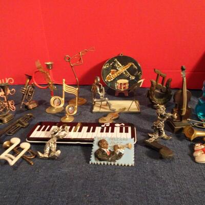 LOT 262. MUSIC RELATED HOME DECOR