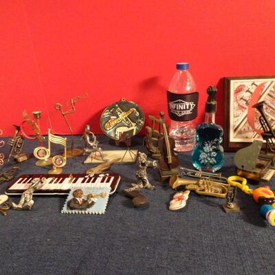 LOT 262. MUSIC RELATED HOME DECOR