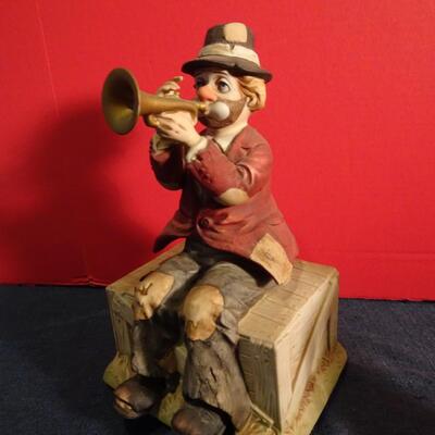 LOT 275. MUSIC  RELATED HOME DECOR CLOWNS