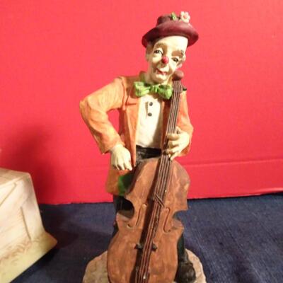 LOT 275. MUSIC  RELATED HOME DECOR CLOWNS