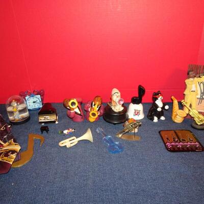 LOT 276 MUSIC  RELATED HOME DECOR