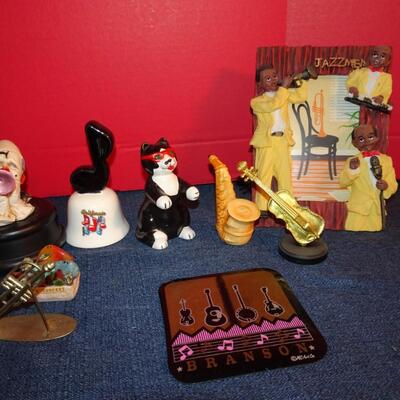 LOT 276 MUSIC  RELATED HOME DECOR