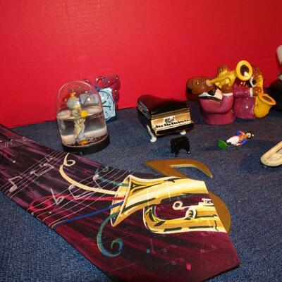 LOT 276 MUSIC  RELATED HOME DECOR