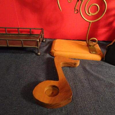 LOT 277 MUSIC RELATED HOME DECOR ITEMS