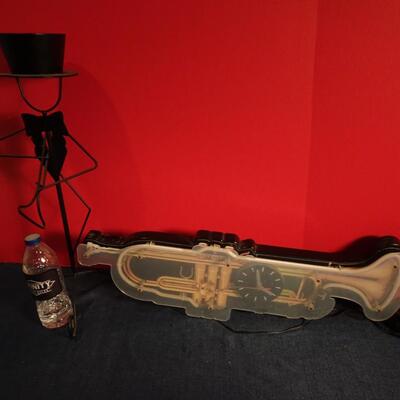LOT 278. MUSIC RELATED HOME DECOR ITEMS