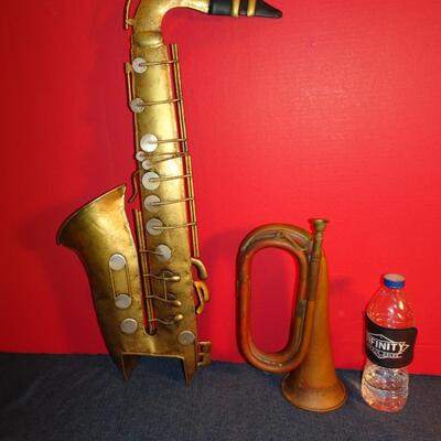 LOT 283 MUSICAL INSTRUMENT DECOR