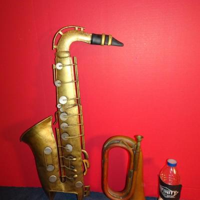 LOT 283 MUSICAL INSTRUMENT DECOR