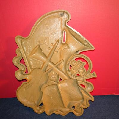 LOT 285. MUSICAL INSTRUMENT WALL HOME DECOR