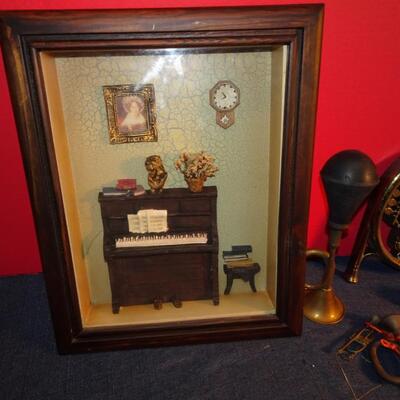 LOT 291. MUSICAL HOME DECOR