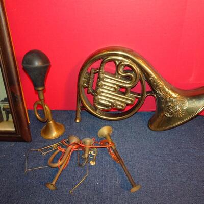 LOT 291. MUSICAL HOME DECOR