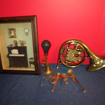 LOT 291. MUSICAL HOME DECOR