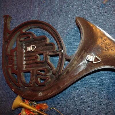 LOT 291. MUSICAL HOME DECOR