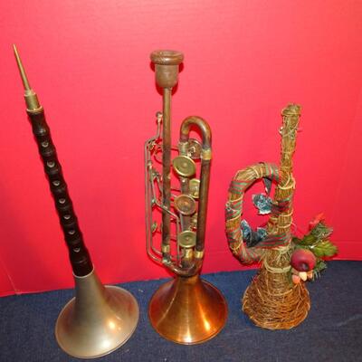 LOT 292. MUSICAL HOME DECOR