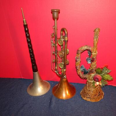 LOT 292. MUSICAL HOME DECOR